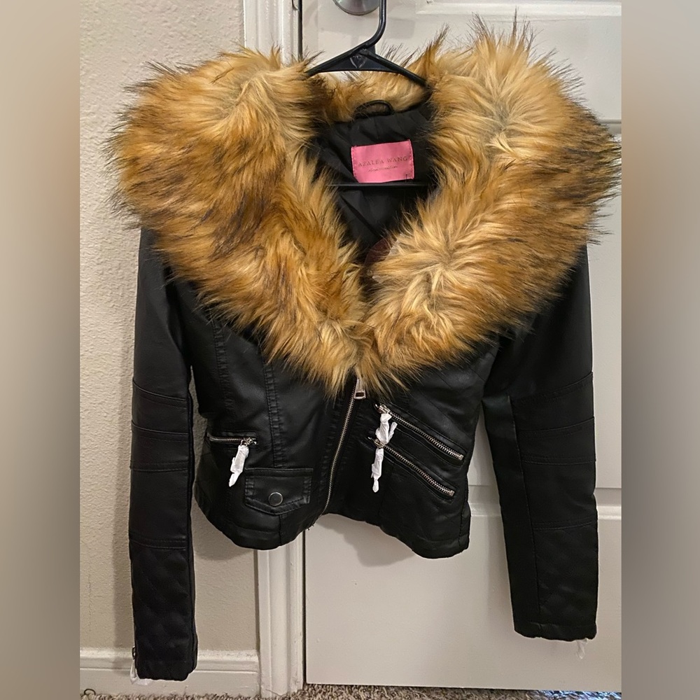 Leather jacket from Akira w/2 functional front pockets & detachable fur collar